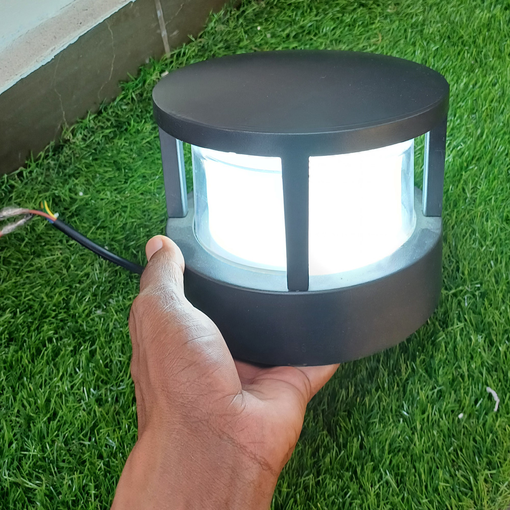 Mini Bolardo LED, DGIN-1838, 12W, 6000K Blanco Frío, 100-265Vac, 160 Grados, Dimensiones: 160x160x130mm, Material: Aluminio, IP60, Negro, Uso en exterior techado o interior