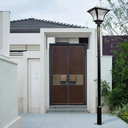 Poste Modular color negro p/Luminaria, Largo: 6Mts, con medida en la parte superior de 76mm, Incluye: base de sujeción 220x220xT8mm