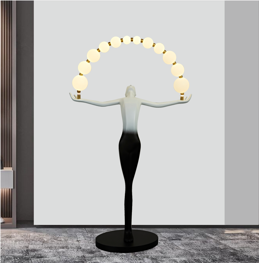 Artemisa: Escultura alargada, femenina y equilibrada, con esferas de luz en arco que representan precisión y elegancia, características de la diosa cazadora.
