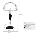 Artemisa: Escultura alargada, femenina y equilibrada, con esferas de luz en arco que representan precisión y elegancia, características de la diosa cazadora.