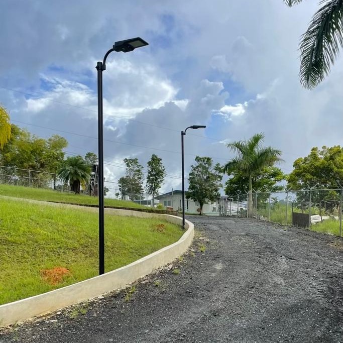 Lámpara Solar de Calle LED de 40W con Panel Integrado de 21W, 13.5V y Sensor de Movimiento, SMD2835 x 90pcs, 5000K, 140x70 Grados, Con Batería de Litio 115.2Wh, 9.6V, 12000mAh, IP65, Negra, 150Lm/W