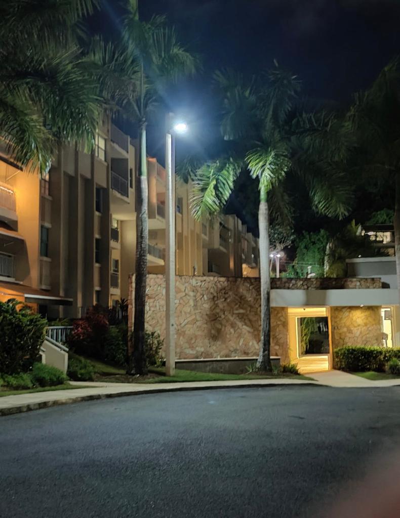 Lámpara Solar de Calle LED de 40W con Panel Integrado de 21W, 13.5V y Sensor de Movimiento, SMD2835 x 90pcs, 5000K, 140x70 Grados, Con Batería de Litio 115.2Wh, 9.6V, 12000mAh, IP65, Negra, 150Lm/W