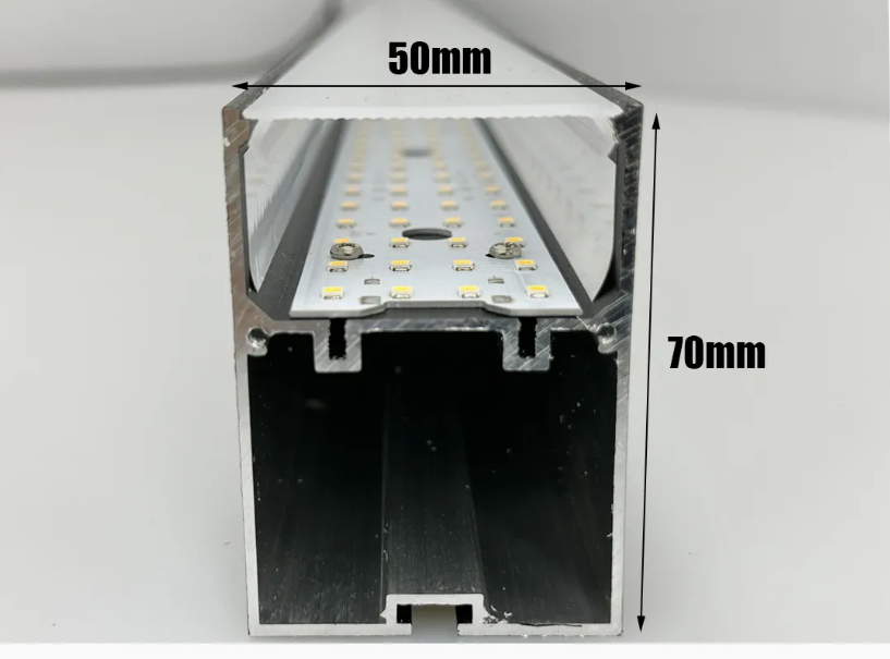 Perfil de Aluminio p/Cinta LED con PCB de 40mm, DG-C5075, Medidas: 50x75x2400mm, p/Colgar, incluye: difusor opal con nivel de transparencia de un 65%, 2 tapas terminales, 4 tornillos y 8 clips, Negro