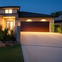 Lámpara Solar LED de Pared (Aplique) de 6W con Panel Solar Integrado de 2.8W, 5.5V y Sensor de Movimiento, SMD2835 x 35pcs, 3000K Blanco Cálido, 140x70 Grados, Con Batería de Litio de 11.1Wh, 3.7V, 3000mAh, IP65, Dimensiones: 230x97x42.7mm, Color Ladrillo, 133Lm/W