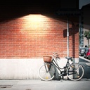 Lámpara Solar LED de Pared (Aplique) de 6W con Panel Solar Integrado de 2.8W, 5.5V y Sensor de Movimiento, SMD2835 x 35pcs, 3000K Blanco Cálido, 140x70 Grados, Con Batería de Litio de 11.1Wh, 3.7V, 3000mAh, IP65, Dimensiones: 230x97x42.7mm, Color Ladrillo, 133Lm/W