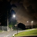 Lámpara Solar de Calle LED de 40W con Panel Integrado de 21W, 13.5V y Sensor de Movimiento, SMD2835 x 90pcs, 5000K, 140x70 Grados, Con Batería de Litio 115.2Wh, 9.6V, 12000mAh, IP65, Negra, 150Lm/W