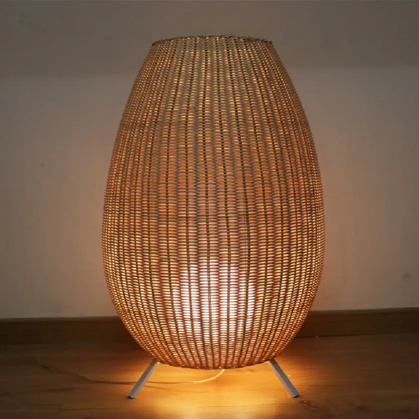 Lámpara Decorativa Artesanal de Piso, Isibani, E27, Dimensiones: 490x780mm, Material: Rattan