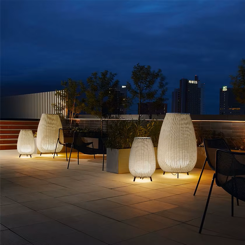 Lámpara Decorativa Artesanal de Piso, Isibani, E27, Dimensiones: 490x780mm, Material: Rattan