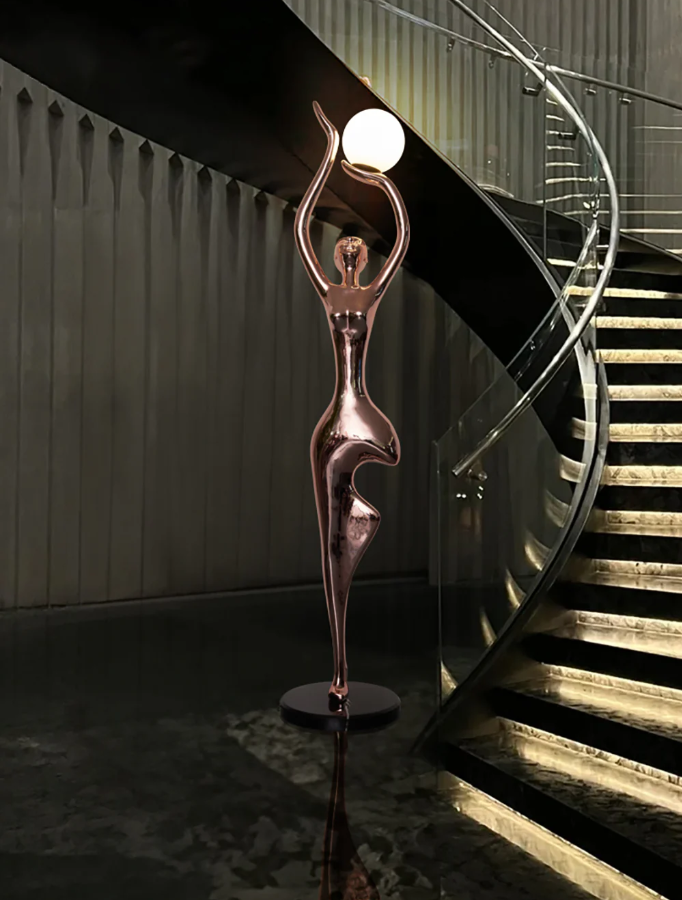 Luz Divina: Figura femenina estilizada, representando una diosa que sostiene una luz celestial