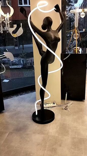 Diana: Inspirada en la diosa romana de la caza y la luna, esta escultura simboliza fuerza, elegancia y conexión con la luz lunar. Su diseño dinámico y estilizado evoca movimiento y gracia, iluminando espacios con arte y sofisticación.