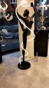 Diana: Inspirada en la diosa romana de la caza y la luna, esta escultura simboliza fuerza, elegancia y conexión con la luz lunar. Su diseño dinámico y estilizado evoca movimiento y gracia, iluminando espacios con arte y sofisticación.