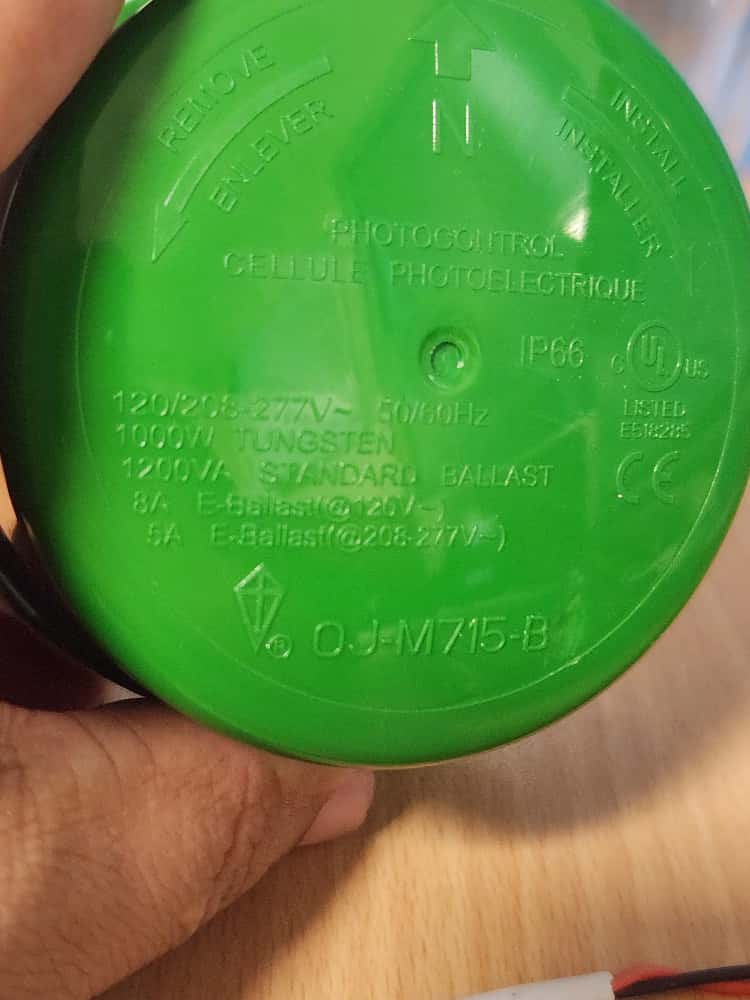 Fotocelda de 3 pin con cover verde (Fail-Off mode), 1000W, 300 Joule, 8A/120Vac y 5A/208-277Vac, IP66, Material: Polipropileno