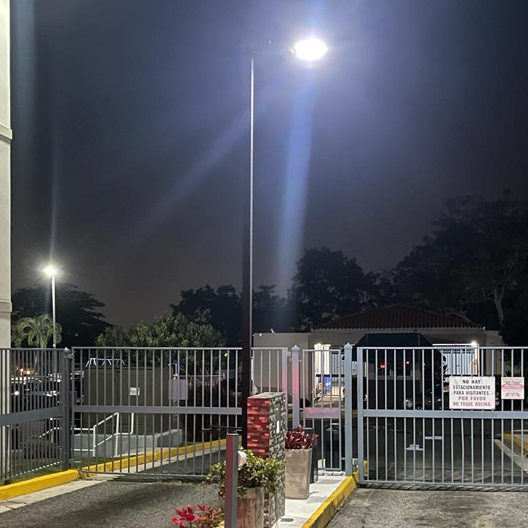 Lámpara Solar de Calle LED de 15W con Panel Integrado de 9.5Wp y Sensor de Movimiento, 4000K Blanco Natural, 140x70 Grados, Con Batería de Litio de 39.96Wh, IP65, Negra, 106Lm/W