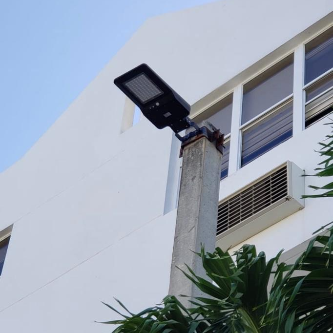 Lámpara Solar de Calle LED de 15W con Panel Integrado de 9.5Wp y Sensor de Movimiento, 4000K Blanco Natural, 140x70 Grados, Con Batería de Litio de 39.96Wh, IP65, Negra, 106Lm/W