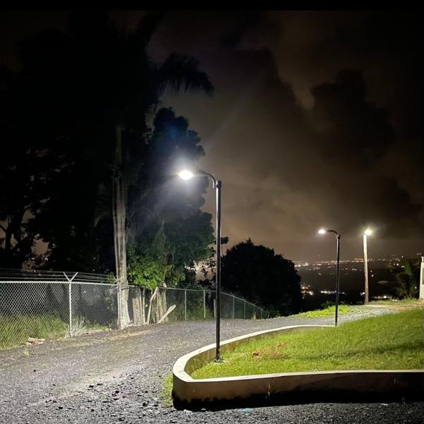 Lámpara Solar de Calle LED de 15W con Panel Integrado de 9.5Wp y Sensor de Movimiento, 4000K Blanco Natural, 140x70 Grados, Con Batería de Litio de 39.96Wh, IP65, Negra, 106Lm/W