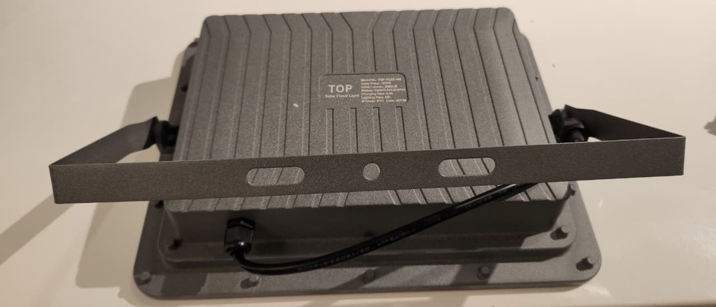 Reflector LED Solar de 1500 Lm con Panel de 20W/6V, 6500K/7000K Blanco Frío, 90 Grados, Con Batería de Litio de 15AH/3.2V, IP65, Gris, Incluye: Panel Solar