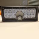 Lámpara Solar LED de Pared (Aplique) de 6W con Panel Solar Integrado de 2.8W, 5.5V y Sensor de Movimiento, SMD2835 x 35pcs, 3000K Blanco Cálido, 140x70 Grados, Con Batería de Litio de 11.1Wh, 3.7V, 3000mAh, IP65, Dimensiones: 230x97x42.7mm, Color Negra, 133Lm/W