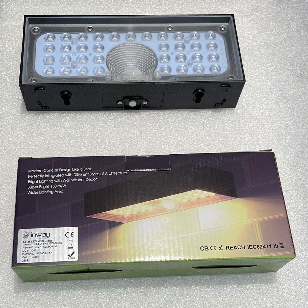 Lámpara Solar LED de Pared (Aplique) de 6W con Panel Solar Integrado de 2.8W, 5.5V y Sensor de Movimiento, SMD2835 x 35pcs, 3000K Blanco Cálido, 140x70 Grados, Con Batería de Litio de 11.1Wh, 3.7V, 3000mAh, IP65, Dimensiones: 230x97x42.7mm, Color Negra, 133Lm/W