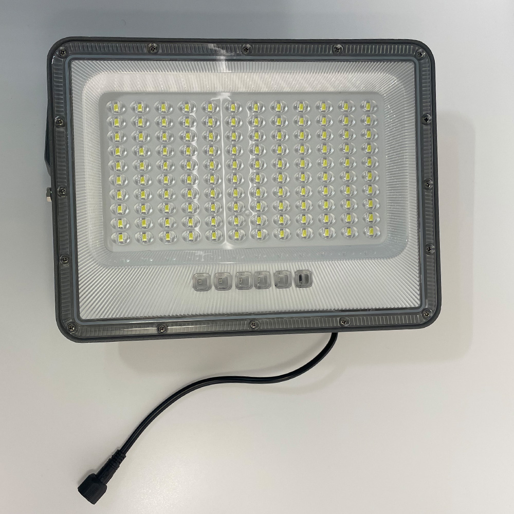 Reflector LED Solar de 2000 Lm con Panel de 25W/6V, 6500K/7000K Blanco Frío, 90 Grados, Con Batería de Litio de 20AH/3.2V, IP65, Gris, Incluye: Panel Solar