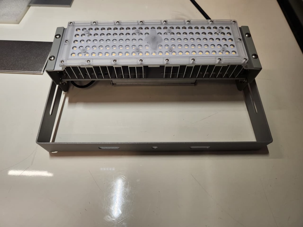 Reflector LED RayFlex de 1 módulo, 100W, 6000K Blanco Frío, 100-277Vac, IP65, 30 Grados, Gris