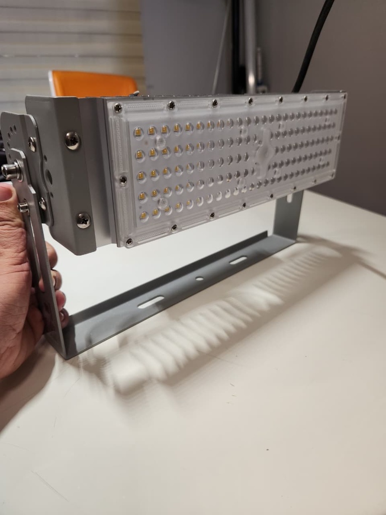 Reflector LED RayFlex de 1 módulo, 100W, 6000K Blanco Frío, 100-277Vac, IP65, 30 Grados, Gris