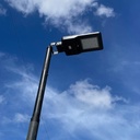 Lámpara Solar de Calle LED de 1500 Lm con Panel Integrado de 9.5Wp y Sensor de Movimiento, 4000K Blanco Natural, 140x70 Grados, Con Batería de Litio de 39.96Wh, IP65, Negra