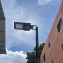 Lámpara Solar de Calle LED de 1500 Lm con Panel Integrado de 9.5Wp y Sensor de Movimiento, 4000K Blanco Natural, 140x70 Grados, Con Batería de Litio de 39.96Wh, IP65, Negra