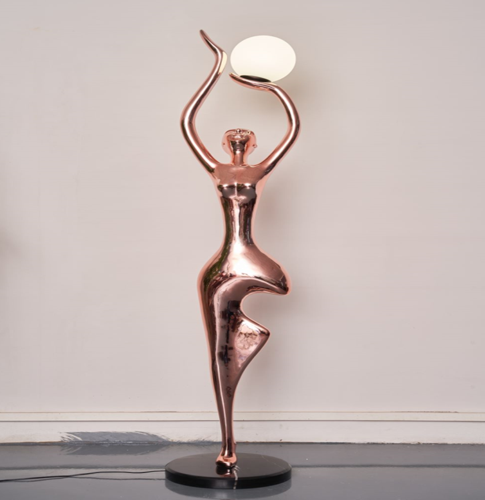 Luz Divina: Figura femenina estilizada, representando una diosa que sostiene una luz celestial