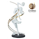 [DGPR-1028842] Ícaro: Figura dinámica con una luz elevada, simbolizando el ascenso y el vuelo de Ícaro con posturas que evocan movimiento.