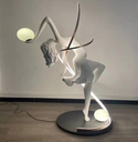 [DGPR-1028842] Ícaro: Figura dinámica con una luz elevada, simbolizando el ascenso y el vuelo de Ícaro con posturas que evocan movimiento.