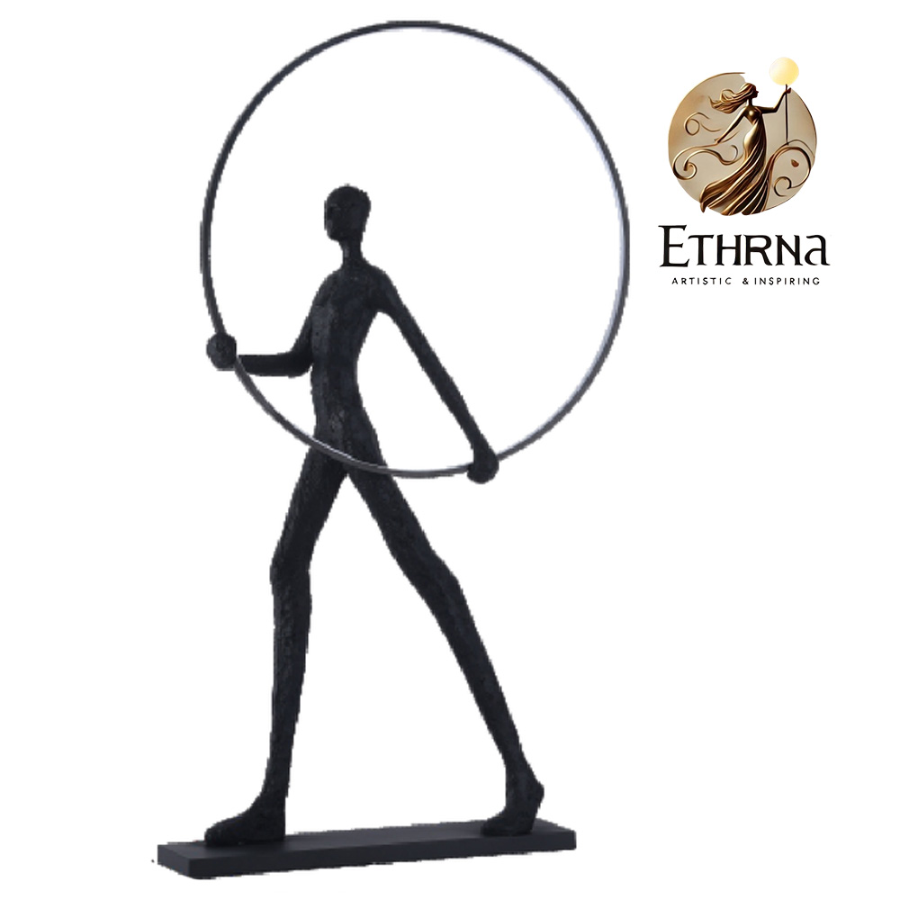 Aurora: Escultura de una figura con un círculo luminoso, simbolizando el amanecer y la salida del sol, inspirado en la diosa Aurora.