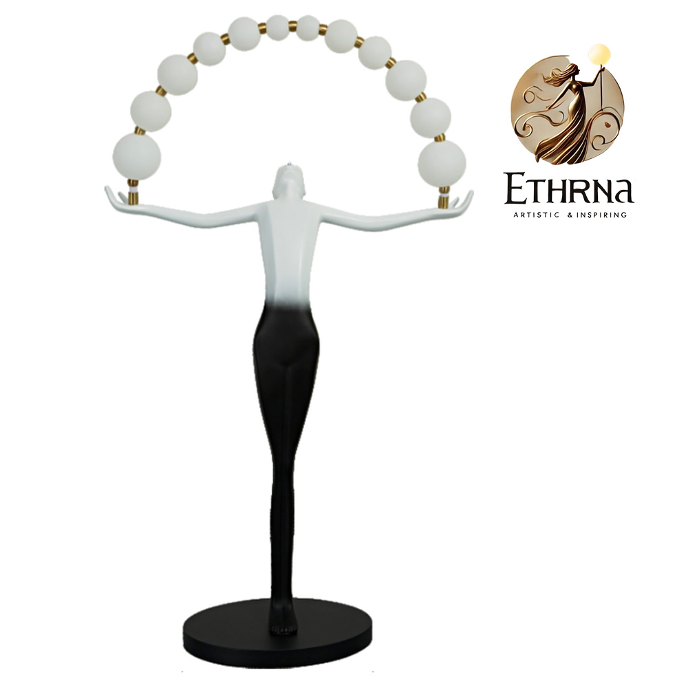 Artemisa: Escultura alargada, femenina y equilibrada, con esferas de luz en arco que representan precisión y elegancia, características de la diosa cazadora.