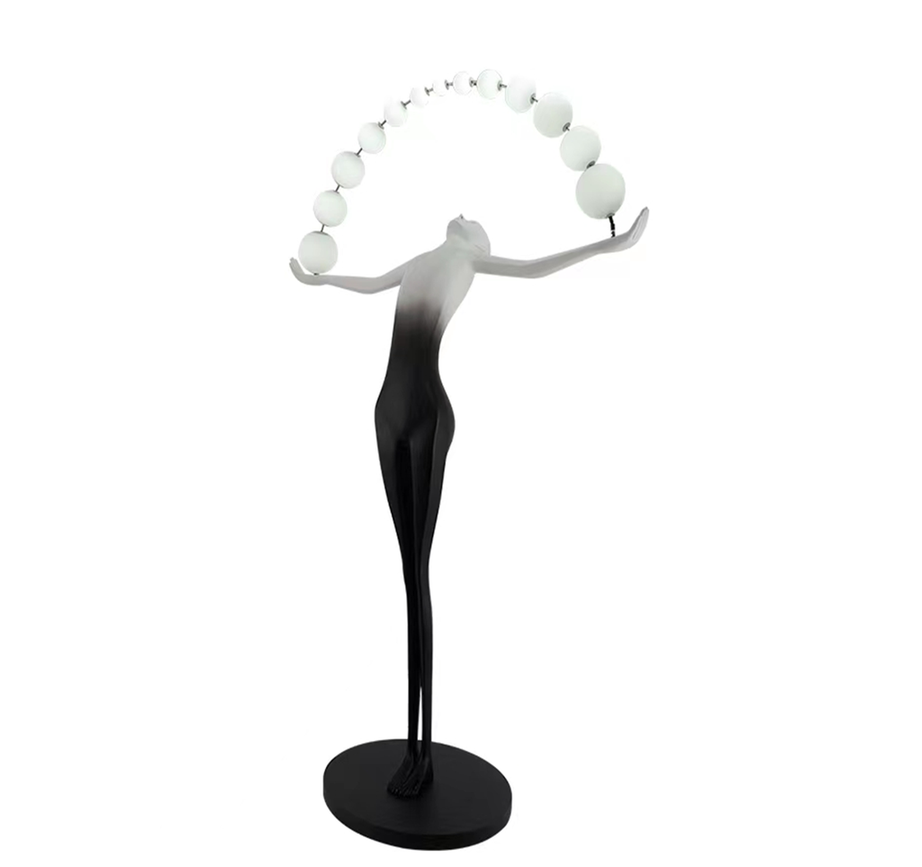 Artemisa: Escultura alargada, femenina y equilibrada, con esferas de luz en arco que representan precisión y elegancia, características de la diosa cazadora.