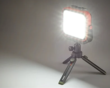 Lámpara Solar LED de Camping para Exteriores, 3W, Múltiple CCT WW 3000K / NW 4000K / CW 6000K, Con batería de litio de 7500mAh, Plateado, Incluye: Puerto USB tipo C