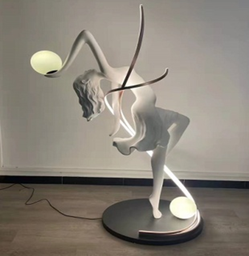 [DGPR-1028842] Ícaro: Figura dinámica con una luz elevada, simbolizando el ascenso y el vuelo de Ícaro con posturas que evocan movimiento.